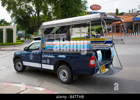 Traditionelle "TUKTUK" Taxis, Gemeinschafts-Mobile open air, Pkw, Baht Bus, Songthaew, Tuk-Tuk, oder Taxi, Werbung Pattaya, Thailand. Stockfoto