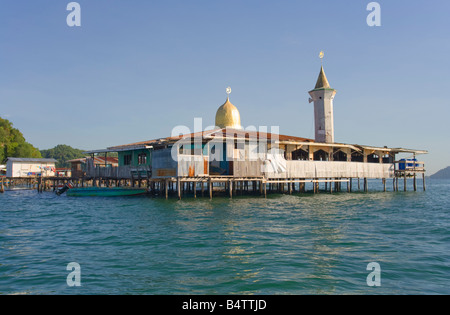 Eine Moschee in einem Dorf am Ufer Stelzen auf Pulau Gaya Tunku Abdul Rahman Nationalpark nr Kota Kinabalu Sabah Malaysia Stockfoto