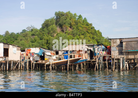 Flüchtling Dorf auf Stelzen über dem Wasser rund um Pulau Gaya in Tunku Abdul Rahman Nationalpark nr Kota Kinabalu Sabah Malaysia Stockfoto