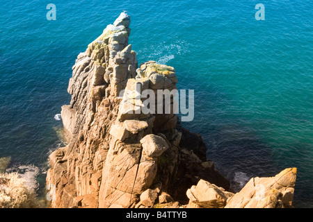 Carn Les Boel Landzunge, in der Nähe von Endland, Cornwall, verkrustete Granit Flechten Felsen in einem türkisfarbenen Meer. Stockfoto