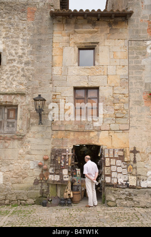 Religiöse Souvenir-Shop in Santillana del Mar im Norden von Spanien Kantabrien Stockfoto