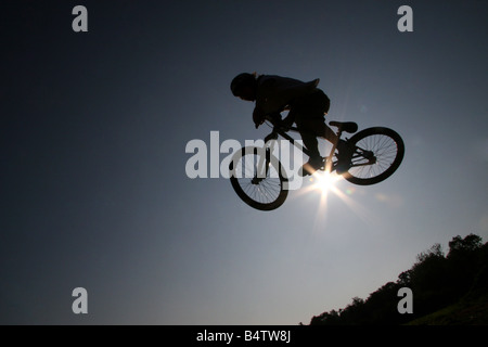 Mountainbiker machen einen stunt Stockfoto