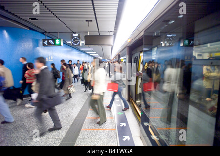 Pendler verlassen einen Zug zur Station Admiralty auf dem MTR-System in Hongkong. Stockfoto