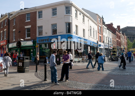 Menschen beim Einkaufen in Friargate Fußgängerzone Straße Preston Stadtzentrum Lancashire England UK Stockfoto