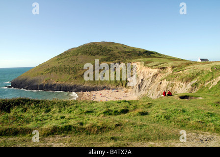 Blick auf den Strand, Berg und Kirche am Mwnt an der Küste West-Wales Stockfoto