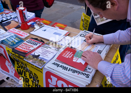 Ein Mann tritt "Socialist Workers Party" London Vereinigtes Königreich Stockfoto