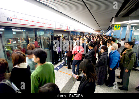 Eine beschäftigt Admiralität Station auf der Linie Tsuen Wan MTR-Systems in Hongkong mit Massen von Passagiere den Zug einsteigen. Stockfoto