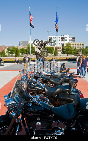 Motorräder & Hillclimber Statue außerhalb der neuen Harley-Davidson Museum in Milwaukee, Wisconsin, USA Stockfoto