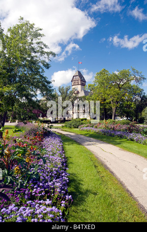 Der Pavillon im Assiniboine Park mit einem Weg, gesäumt von dekorativen Blumen in Winnipeg, Manitoba Kanada Stockfoto