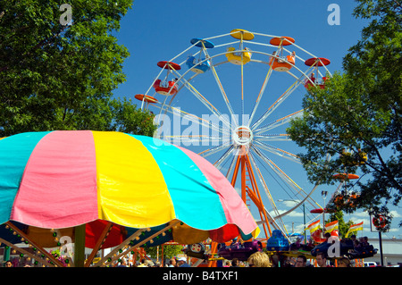 Eine bunte auf halbem Weg mit Riesenrad auf dem Mais und Apfelfest in Morden Manitoba Kanada Stockfoto