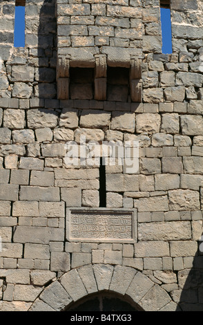 Inschrift in der Wand über dem Eingang zum Azraq, eines der Wüste Schlösser in Jordanien. Stockfoto