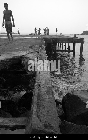 Jungen spielen auf verlassene dock in Praia, San Tiego, Kap Verde Stockfoto