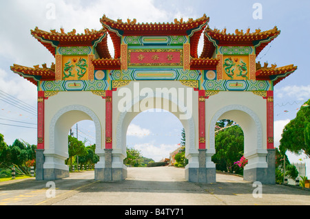 Eine traditionelle zeremonielle chinesische Tor am Eingang zum Puu Jih Shih Tempel Sandakan Sabah Malaysia Stockfoto