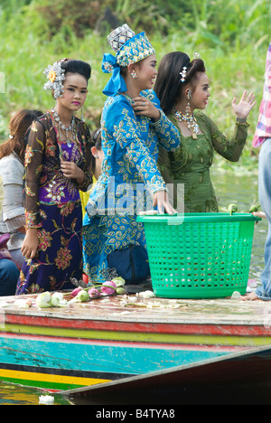 Kinder in traditionellen Kostümen während Rap Bua Feier in Bang Plee Samut Prakan Provinz Thailand Stockfoto