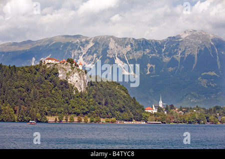 Lake Bled Republik von Slowenien mittelalterliche Burg Bled in den Fels und Berg Stol im Hintergrund Stockfoto