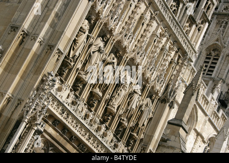 Stadt von Gloucester, England. Abgewinkelt, nahe Ansicht der religiösen Skulpturen über dem Haupteingang der Kathedrale von Gloucester. Stockfoto