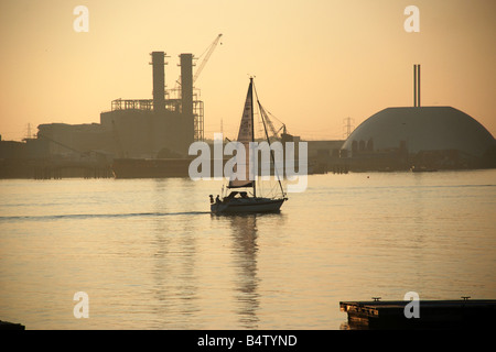 Yacht nach Hause kommen nach einem Tag Segeln auf dem Solent Stockfoto