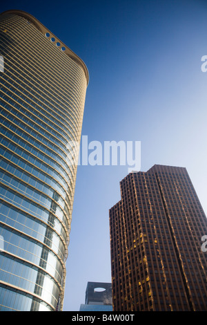 Teil der Downtown Houston Skyline an einem sonnigen Tag mit strahlend blauem Himmel Stockfoto