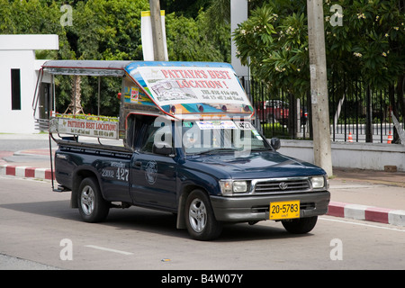 Traditionelle "TUKTUK" Taxis, Gemeinschafts-Mobile open air, Pkw, Baht Bus, Songthaew, Tuk-Tuk, oder Taxi, Werbung Pattaya, Thailand. Stockfoto