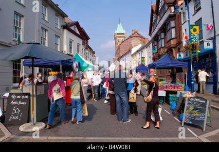 Massen von Menschen Surfen Straßenständen in Abergavenny Food Festival Market Hall im Hintergrund Stockfoto