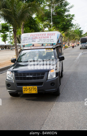 Traditionelle "TUKTUK" Taxis, Gemeinschafts-Mobile open air, Pkw, Baht Bus, Songthaew, Tuk-Tuk, oder Taxi, Werbung Pattaya, Thailand. Stockfoto