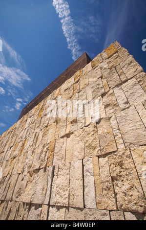 Teile der Basis Steinmauer und der oberen Glaskubus der Hauptsynagoge Ohel Jakob in München unter blauem Himmel. Stockfoto