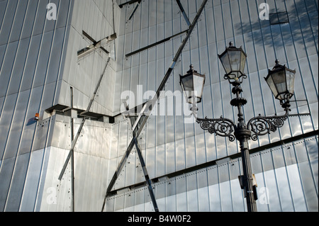 Außenansicht des metallischen Stahlwände Judisches oder Jüdisches Museum, entworfen von Daniel Libeskind in Berlin Deutschland Stockfoto