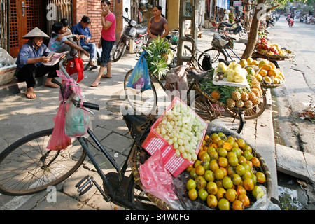 Fahrrad in Straßenmarkt, Hanoi, Nordvietnam Stockfoto