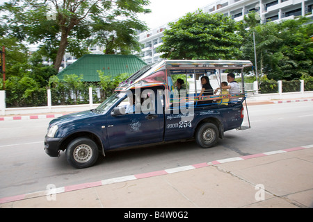 Traditionelle "TUKTUK" Taxis, Gemeinschafts-Mobile open air, Pkw, Baht Bus, Songthaew, Tuk-Tuk, oder Taxi, Werbung Pattaya, Thailand. Stockfoto