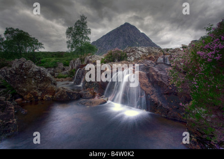 Schottland, Highlands, Glencoe, Wasserfälle des Flusses Coe. Buchaille Etive Mor im Hintergrund Stockfoto