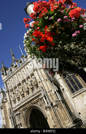 Stadt von Gloucester, England. Blick auf ein hängendes abgewinkelt Blumenkorb vor dem Haupteingang zur Kathedrale von Gloucester. Stockfoto