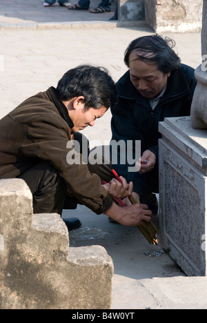 Anbeter Licht Räucherstäbchen in Le Dai Hanh Tempel, Hoa Lu-Nord-Vietnam Stockfoto