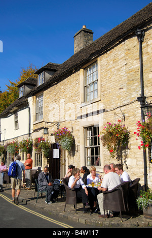 Restaurant im Freien, The Castle Inn Hotel, Castle Combe, Wiltshire, England, Vereinigtes Königreich Stockfoto