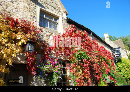 Castle Inn Hotel Eingang, Castle Combe, Wiltshire, England, Vereinigtes Königreich Stockfoto