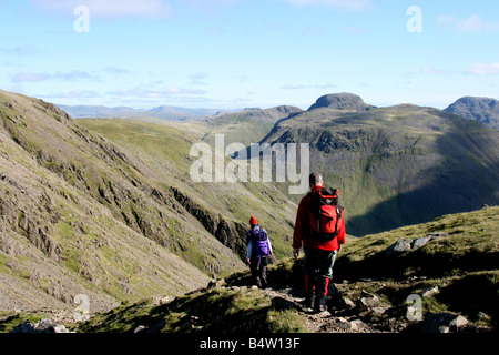 Wanderer, die absteigende Scoat fiel im Lake District Stockfoto