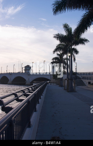 Ein Gehweg entlang des Wassers in Florida. Stockfoto