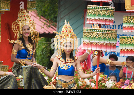 Mannschaft auf einem geschmückten Schiffe bei der Parade anlässlich Rap Bua in Bang Plee Samut Prakan Provinz Thailand Stockfoto