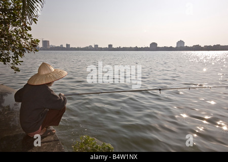 Einsamen Fischer West Lake Hanoi Nordvietnam Stockfoto