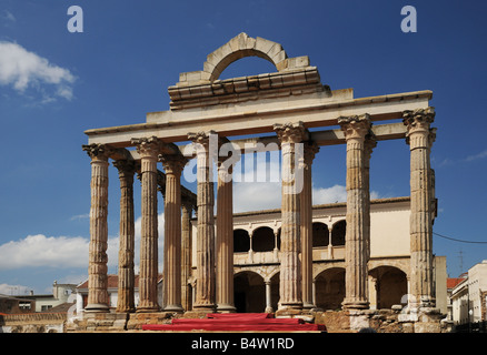 Tempel der Diana Templo de Diana mit hohen kannelierten Säulen in Calle Romero Leal Merida Extremadura Spanien Stockfoto