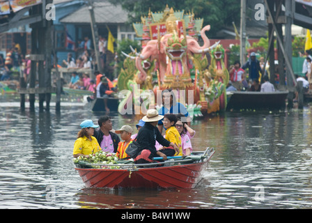 Zuschauer-Boot und einer der verzierten Lastkähne auf der Parade anlässlich Rap Bua in Bang Plee Samut Prakan, Thailand Stockfoto