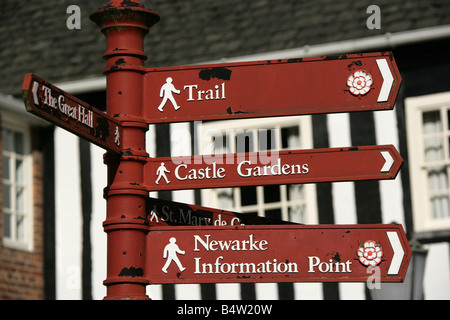 Stadt von Leicester, England. Touristischer Wegweiser mit dem Tudor-Gateway in Leicester Castle Weise im Hintergrund. Stockfoto