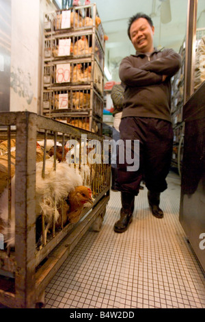 Ein Ladenbesitzer auf dem Wan Chai nassen Markt in Hongkong stolz zu zeigen, ihre lebende Hühner zu verkaufen. Stockfoto