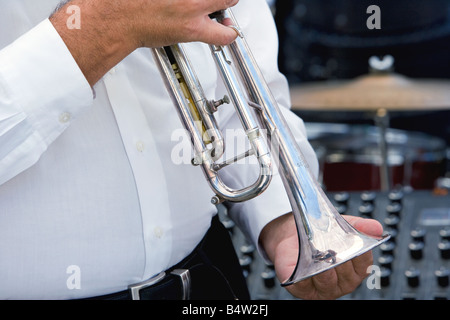 Ein Mann in einem Tonstudio eine Trompete zu spielen. Stockfoto