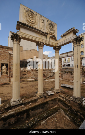 Tempel der Diana Templo de Diana mit hohen kannelierten Säulen in Calle Romero Leal Merida Extremadura Spanien Stockfoto