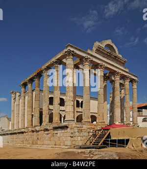 Tempel der Diana Templo de Diana mit hohen kannelierten Säulen in Calle Romero Leal Merida Extremadura Spanien Stockfoto