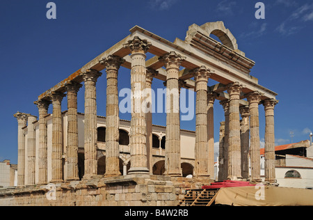 Tempel der Diana Templo de Diana mit hohen kannelierten Säulen in Calle Romero Leal Merida Extremadura Spanien Stockfoto