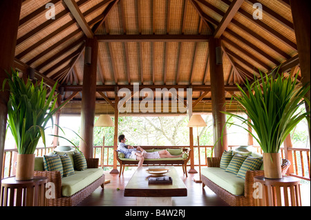 Wenigen Salons in einem Open-Air-Wohnzimmer in einem tropischen Wald gesetzt. Stockfoto