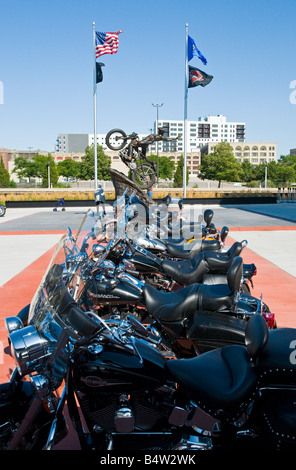 Motorräder & Hillclimber Statue außerhalb der neuen Harley-Davidson Museum in Milwaukee, Wisconsin, USA Stockfoto