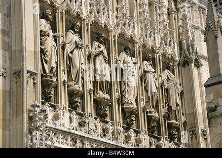 Stadt von Gloucester, England. Nahaufnahme der religiösen Skulpturen über dem Haupteingang der Kathedrale von Gloucester. Stockfoto