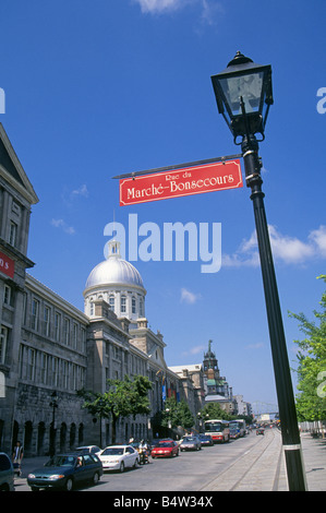 Eine Straße Zeichen und einen Blick auf die Altstadt oder die Altstadt von Montreal entlang des St. Lawrence River, Montreal, Kanada. Stockfoto